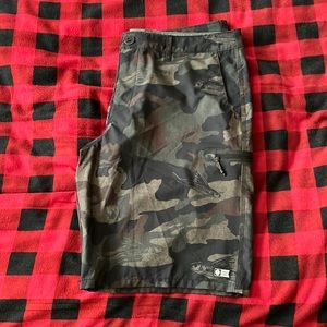 Salty crew hybrid short